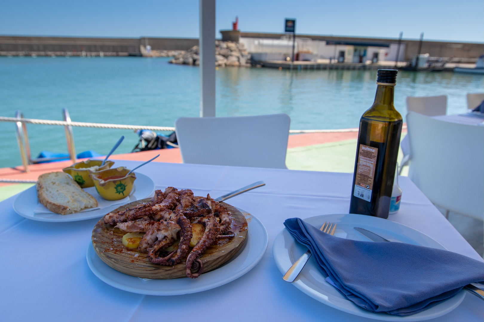 Cenar y Tomar Copas Frente al Mar